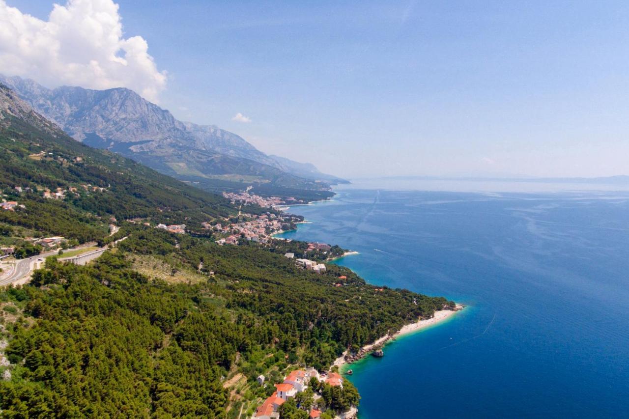 Apartments By The Sea Brela, Makarska - 6688 Kültér fotó