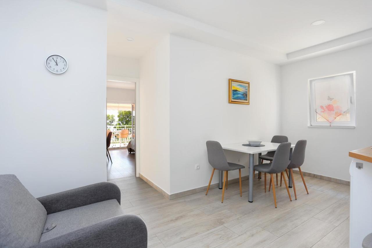 Apartments By The Sea Brela, Makarska - 6688 Kültér fotó